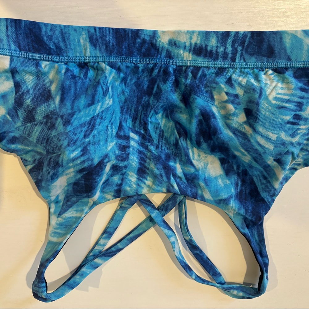 Lululemon sports bra. Blue Tie-Dye Strappy Top. Size 8